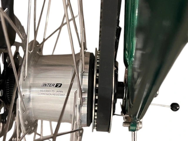 Mariluz Urban- Citybike Riemenantrieb Gates Nexus 7-Gang Scheibenbremse British Racing Green